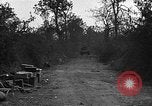 Standbild Straße frei von Minen mit Sprengsätzen Emelie Frankreich, 1944, aus Sekunde 8 historischem Filmmaterial Videoclip 65675051321