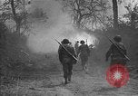 Standbild Straße frei von Minen mit Sprengsätzen Emelie Frankreich, 1944, aus Sekunde 18 historischem Filmmaterial Videoclip 65675051321