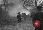 Standbild Straße frei von Minen mit Sprengsätzen Emelie Frankreich, 1944, aus Sekunde 19 historischem Filmmaterial Videoclip 65675051321