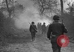 Standbild Straße frei von Minen mit Sprengsätzen Emelie Frankreich, 1944, aus Sekunde 20 historischem Filmmaterial Videoclip 65675051321