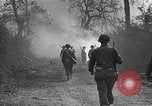 Standbild Straße frei von Minen mit Sprengsätzen Emelie Frankreich, 1944, aus Sekunde 21 historischem Filmmaterial Videoclip 65675051321