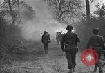 Standbild Straße frei von Minen mit Sprengsätzen Emelie Frankreich, 1944, aus Sekunde 22 historischem Filmmaterial Videoclip 65675051321