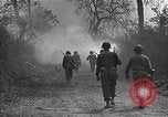Standbild Straße frei von Minen mit Sprengsätzen Emelie Frankreich, 1944, aus Sekunde 23 historischem Filmmaterial Videoclip 65675051321