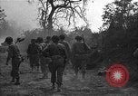 Standbild Straße frei von Minen mit Sprengsätzen Emelie Frankreich, 1944, aus Sekunde 25 historischem Filmmaterial Videoclip 65675051321