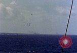 Immagine di USS Hancock colpito da kamikaze Oceano Pacifico, 1944, secondo 30 filmato di repertorio 65675051362