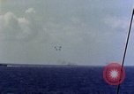 Immagine di USS Hancock colpito da kamikaze Oceano Pacifico, 1944, secondo 31 filmato di repertorio 65675051362