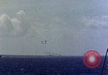 Immagine di USS Hancock colpito da kamikaze Oceano Pacifico, 1944, secondo 35 filmato di repertorio 65675051362