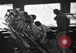 Image L'équipage du bateau coque Wellesley Massachusetts USA, 1936, de la seconde 11 séquences d'archives historiques vidéo 65675051380