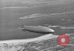 Standbild Luftschiff Hindenburg crash and burn Lakehurst New Jersey USA, 1937, aus Sekunde 14 historischem Filmmaterial Videoclip 65675051399