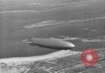 Standbild Luftschiff Hindenburg crash and burn Lakehurst New Jersey USA, 1937, aus Sekunde 15 historischem Filmmaterial Videoclip 65675051399