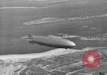 Standbild Luftschiff Hindenburg crash and burn Lakehurst New Jersey USA, 1937, aus Sekunde 16 historischem Filmmaterial Videoclip 65675051399