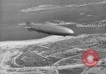 Standbild Luftschiff Hindenburg crash and burn Lakehurst New Jersey USA, 1937, aus Sekunde 17 historischem Filmmaterial Videoclip 65675051399