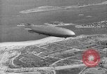Standbild Luftschiff Hindenburg crash and burn Lakehurst New Jersey USA, 1937, aus Sekunde 18 historischem Filmmaterial Videoclip 65675051399