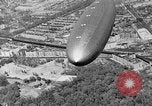 Standbild Luftschiff Hindenburg crash and burn Lakehurst New Jersey USA, 1937, aus Sekunde 25 historischem Filmmaterial Videoclip 65675051399