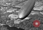 Standbild Luftschiff Hindenburg crash and burn Lakehurst New Jersey USA, 1937, aus Sekunde 26 historischem Filmmaterial Videoclip 65675051399