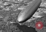 Standbild Luftschiff Hindenburg crash and burn Lakehurst New Jersey USA, 1937, aus Sekunde 27 historischem Filmmaterial Videoclip 65675051399