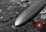 Standbild Luftschiff Hindenburg crash and burn Lakehurst New Jersey USA, 1937, aus Sekunde 28 historischem Filmmaterial Videoclip 65675051399