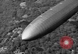 Standbild Luftschiff Hindenburg crash and burn Lakehurst New Jersey USA, 1937, aus Sekunde 29 historischem Filmmaterial Videoclip 65675051399