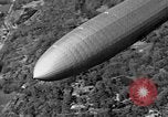 Standbild Luftschiff Hindenburg crash and burn Lakehurst New Jersey USA, 1937, aus Sekunde 30 historischem Filmmaterial Videoclip 65675051399