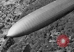 Standbild Luftschiff Hindenburg crash and burn Lakehurst New Jersey USA, 1937, aus Sekunde 31 historischem Filmmaterial Videoclip 65675051399