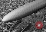 Standbild Luftschiff Hindenburg crash and burn Lakehurst New Jersey USA, 1937, aus Sekunde 32 historischem Filmmaterial Videoclip 65675051399