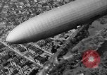 Standbild Luftschiff Hindenburg crash and burn Lakehurst New Jersey USA, 1937, aus Sekunde 33 historischem Filmmaterial Videoclip 65675051399