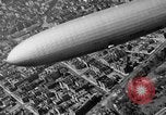 Standbild Luftschiff Hindenburg crash and burn Lakehurst New Jersey USA, 1937, aus Sekunde 34 historischem Filmmaterial Videoclip 65675051399