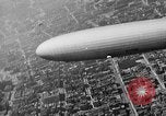 Standbild Luftschiff Hindenburg crash and burn Lakehurst New Jersey USA, 1937, aus Sekunde 37 historischem Filmmaterial Videoclip 65675051399