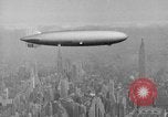 Standbild Luftschiff Hindenburg crash and burn Lakehurst New Jersey USA, 1937, aus Sekunde 38 historischem Filmmaterial Videoclip 65675051399