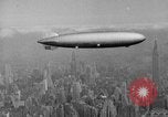 Standbild Luftschiff Hindenburg crash and burn Lakehurst New Jersey USA, 1937, aus Sekunde 39 historischem Filmmaterial Videoclip 65675051399