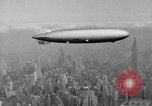 Standbild Luftschiff Hindenburg crash and burn Lakehurst New Jersey USA, 1937, aus Sekunde 40 historischem Filmmaterial Videoclip 65675051399