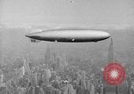 Standbild Luftschiff Hindenburg crash and burn Lakehurst New Jersey USA, 1937, aus Sekunde 41 historischem Filmmaterial Videoclip 65675051399