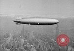 Standbild Luftschiff Hindenburg crash and burn Lakehurst New Jersey USA, 1937, aus Sekunde 42 historischem Filmmaterial Videoclip 65675051399