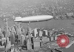 Standbild Luftschiff Hindenburg crash and burn Lakehurst New Jersey USA, 1937, aus Sekunde 43 historischem Filmmaterial Videoclip 65675051399