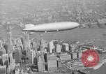 Standbild Luftschiff Hindenburg crash and burn Lakehurst New Jersey USA, 1937, aus Sekunde 44 historischem Filmmaterial Videoclip 65675051399