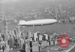Standbild Luftschiff Hindenburg crash and burn Lakehurst New Jersey USA, 1937, aus Sekunde 45 historischem Filmmaterial Videoclip 65675051399