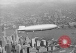 Standbild Luftschiff Hindenburg crash and burn Lakehurst New Jersey USA, 1937, aus Sekunde 46 historischem Filmmaterial Videoclip 65675051399