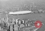 Standbild Luftschiff Hindenburg crash and burn Lakehurst New Jersey USA, 1937, aus Sekunde 47 historischem Filmmaterial Videoclip 65675051399