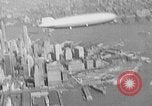 Standbild Luftschiff Hindenburg crash and burn Lakehurst New Jersey USA, 1937, aus Sekunde 49 historischem Filmmaterial Videoclip 65675051399