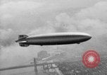 Standbild Luftschiff Hindenburg crash and burn Lakehurst New Jersey USA, 1937, aus Sekunde 50 historischem Filmmaterial Videoclip 65675051399