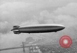 Standbild Luftschiff Hindenburg crash and burn Lakehurst New Jersey USA, 1937, aus Sekunde 51 historischem Filmmaterial Videoclip 65675051399