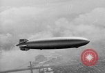 Standbild Luftschiff Hindenburg crash and burn Lakehurst New Jersey USA, 1937, aus Sekunde 52 historischem Filmmaterial Videoclip 65675051399