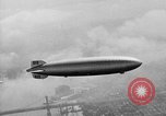 Standbild Luftschiff Hindenburg crash and burn Lakehurst New Jersey USA, 1937, aus Sekunde 53 historischem Filmmaterial Videoclip 65675051399