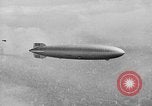 Standbild Luftschiff Hindenburg crash and burn Lakehurst New Jersey USA, 1937, aus Sekunde 54 historischem Filmmaterial Videoclip 65675051399