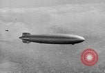 Standbild Luftschiff Hindenburg crash and burn Lakehurst New Jersey USA, 1937, aus Sekunde 55 historischem Filmmaterial Videoclip 65675051399