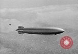Standbild Luftschiff Hindenburg crash and burn Lakehurst New Jersey USA, 1937, aus Sekunde 56 historischem Filmmaterial Videoclip 65675051399