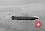 Standbild Luftschiff Hindenburg crash and burn Lakehurst New Jersey USA, 1937, aus Sekunde 57 historischem Filmmaterial Videoclip 65675051399