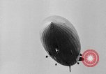 Standbild Luftschiff Hindenburg crash and burn Lakehurst New Jersey USA, 1937, aus Sekunde 58 historischem Filmmaterial Videoclip 65675051399