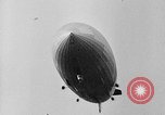 Standbild Luftschiff Hindenburg crash and burn Lakehurst New Jersey USA, 1937, aus Sekunde 59 historischem Filmmaterial Videoclip 65675051399