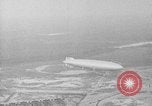 Standbild Luftschiff Hindenburg crash and burn Lakehurst New Jersey USA, 1937, aus Sekunde 60 historischem Filmmaterial Videoclip 65675051399